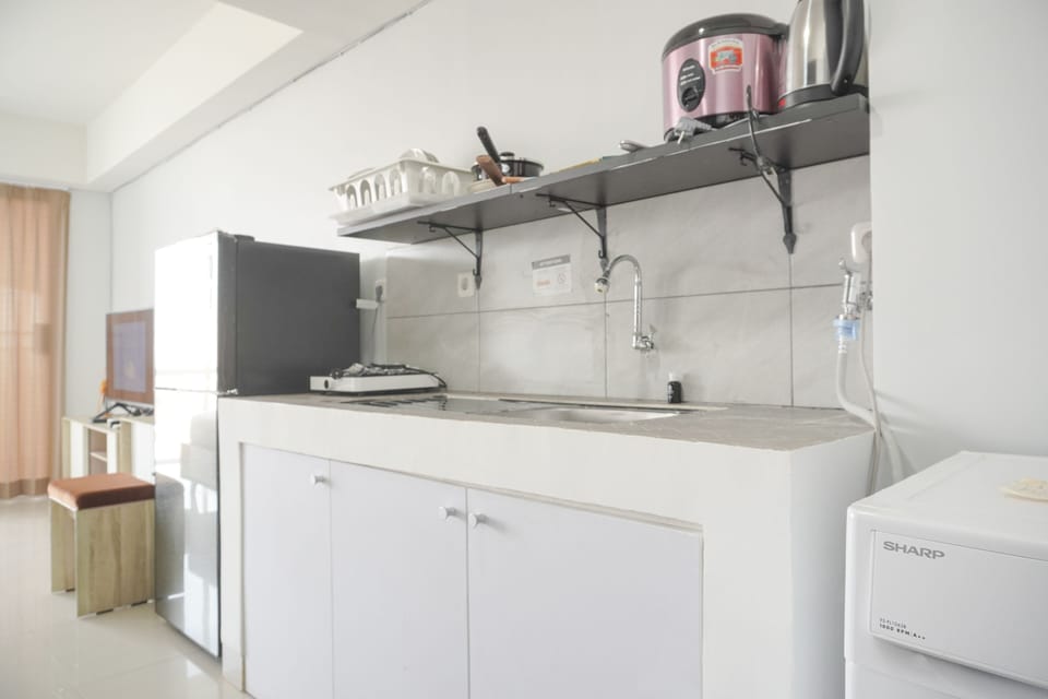 Studio | Private kitchen | Full-size fridge, stovetop