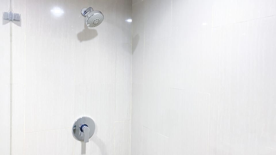Studio | Bathroom | Shower, towels