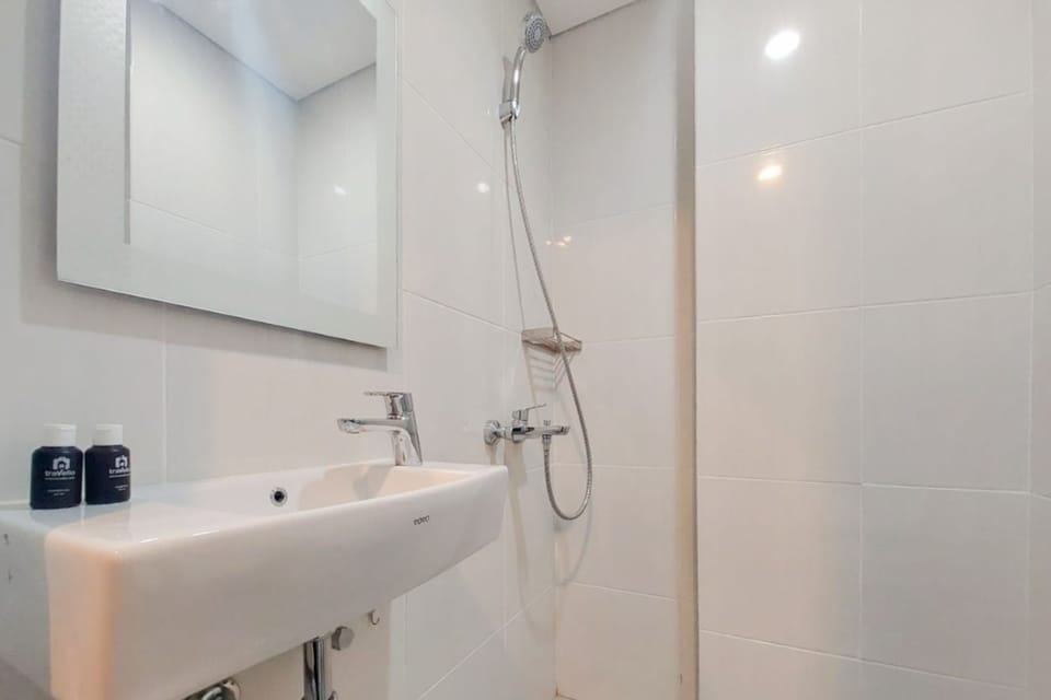 Studio | Bathroom | Shower, towels