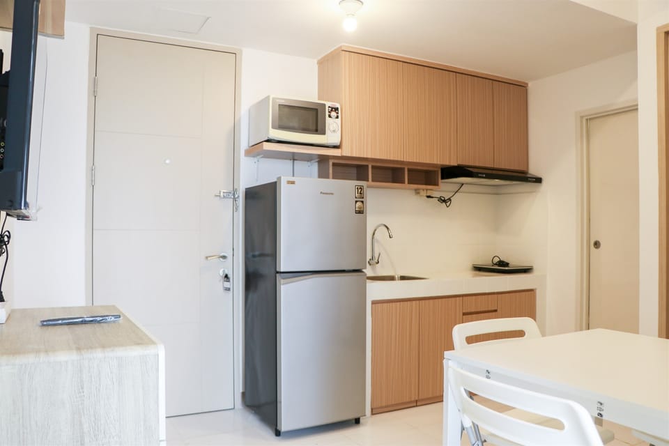 Apartment | Private kitchen | Full-size fridge, stovetop
