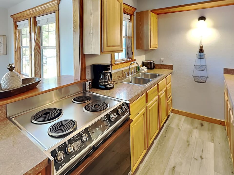 House, Multiple Beds, Balcony | Private kitchen | Fridge, microwave, oven, stovetop