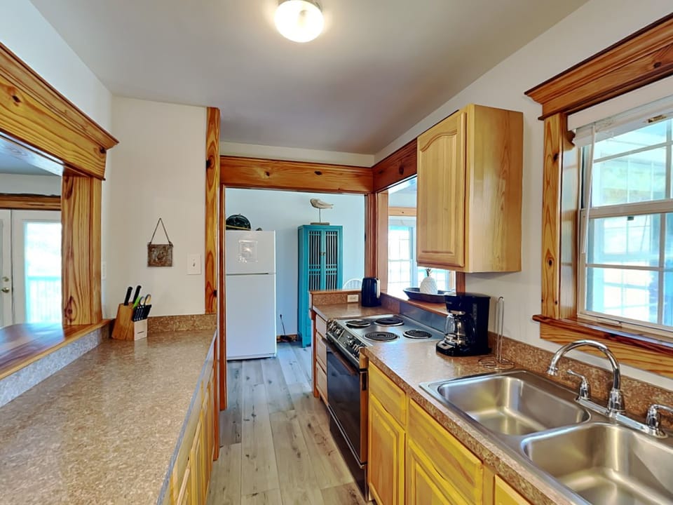 House, Multiple Beds, Balcony | Private kitchen | Fridge, microwave, oven, stovetop