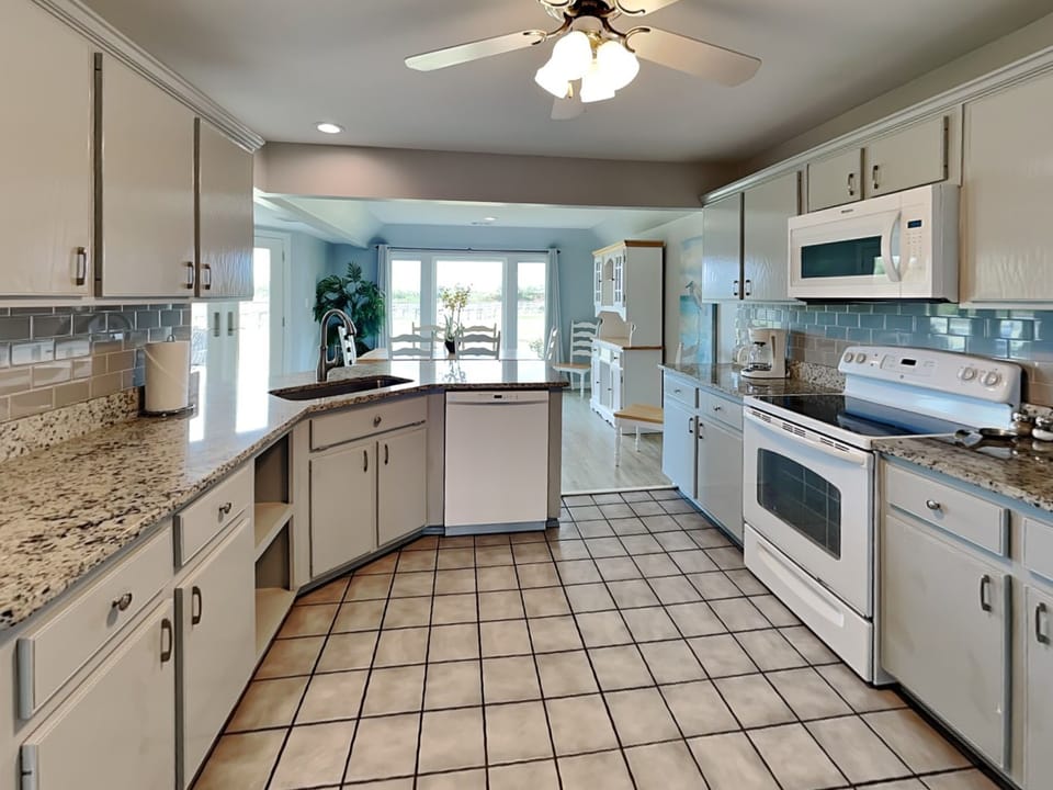 House, Multiple Beds, Patio | Private kitchen | Fridge, microwave, oven, stovetop