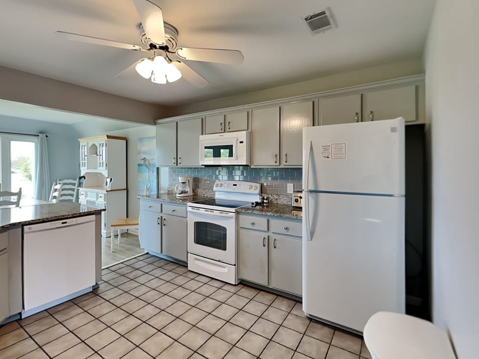 House, Multiple Beds, Patio | Private kitchen | Fridge, microwave, oven, stovetop