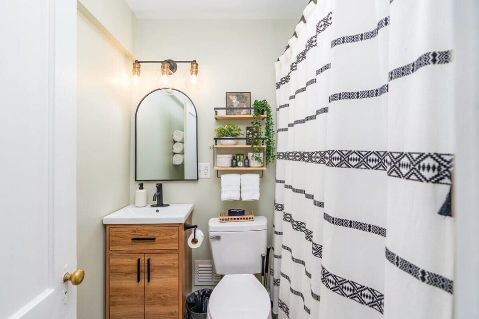A bathroom to meet all your needs.