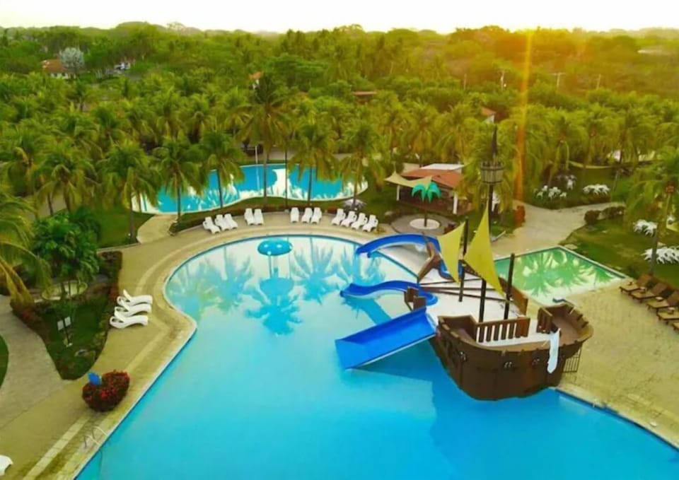 Access to Las Veraneras club (paid access available)