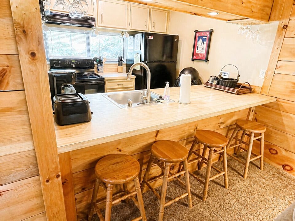 Kitchen breakfast bar with 4 stools, perfect for snacking!