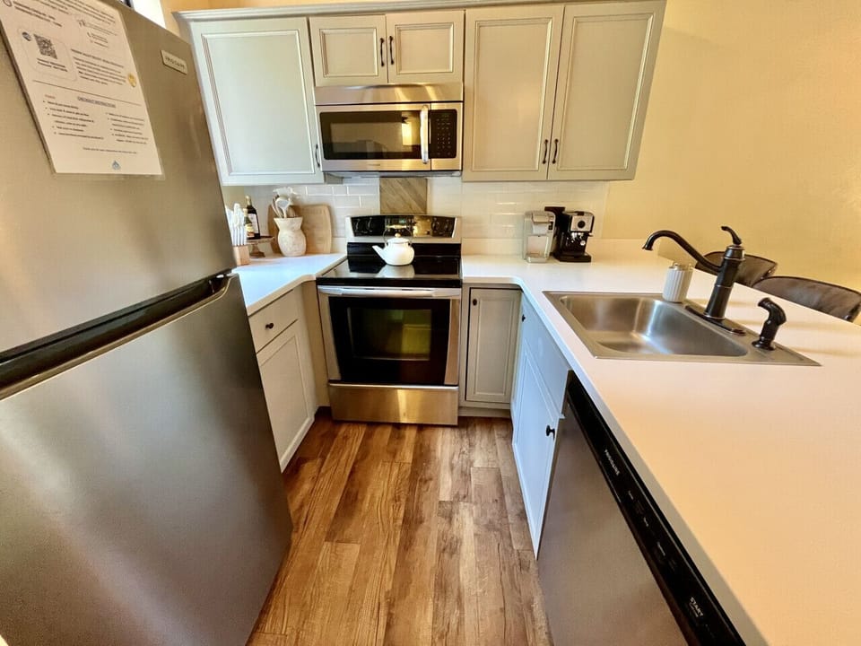 Fully equipped kitchen w/stainless appliances & marble countertop