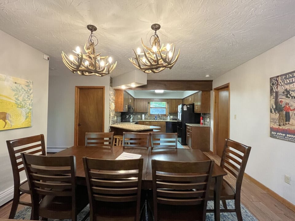 Dining area with seating for 8 plus 2 more at the breakfast counter