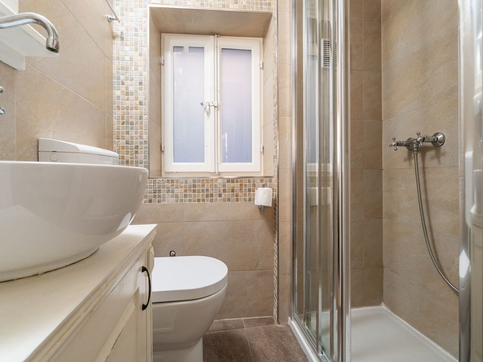 Single Room (Standard Single Room with City View) | Bathroom | Shower, hair dryer, towels