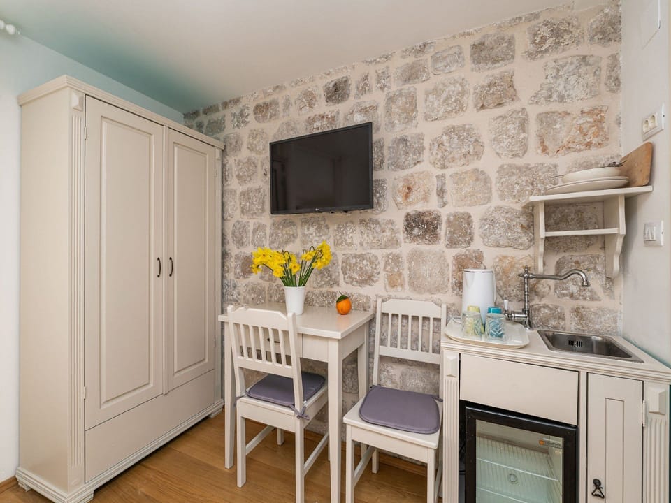 Double Room (Double Room with City View) | Dining room