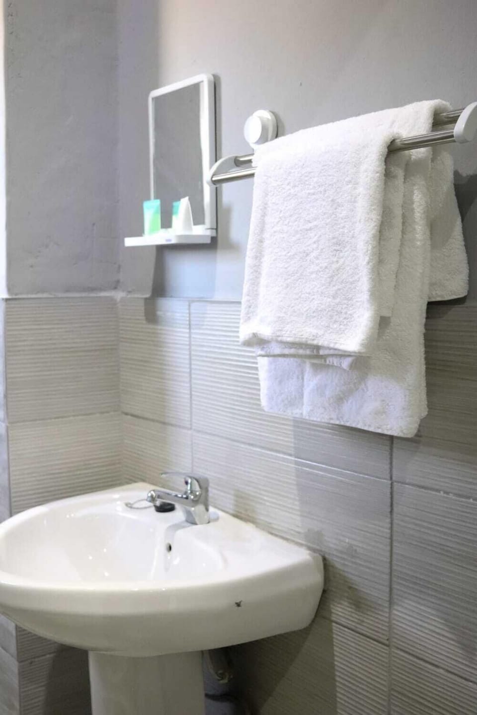 Shower, hydromassage showerhead, free toiletries, towels