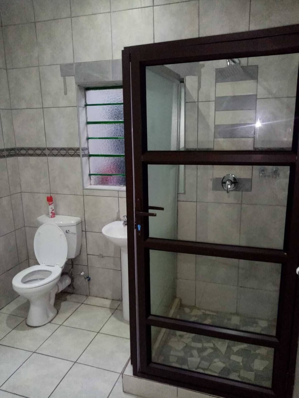 Shower, hydromassage showerhead, free toiletries, towels