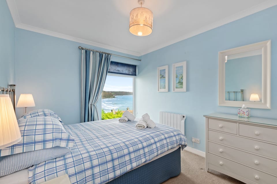 Brynawelon - Wonderful Sea and Harbour Views Apartment in Saundersfoot