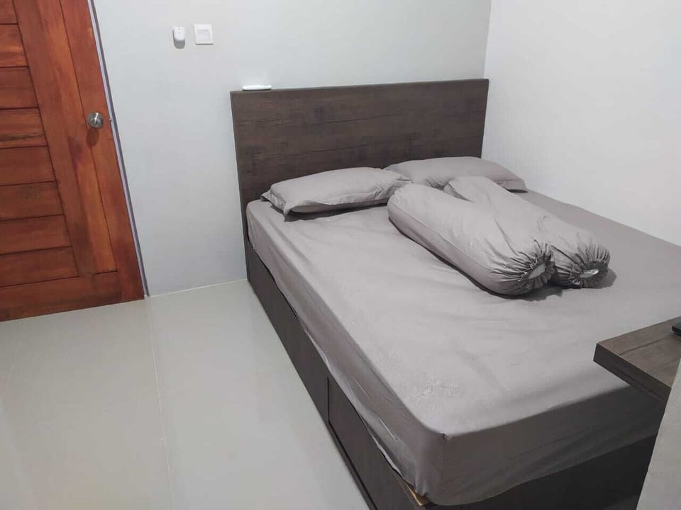 Double Room | Desk, bed sheets