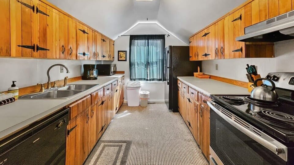 Kitchen: Drip coffee maker, toaster, Crockpot, blender, kettle, cooking utensils, tableware
