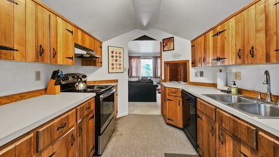 Kitchen: Drip coffee maker, toaster, Crockpot, blender, kettle, cooking utensils, tableware