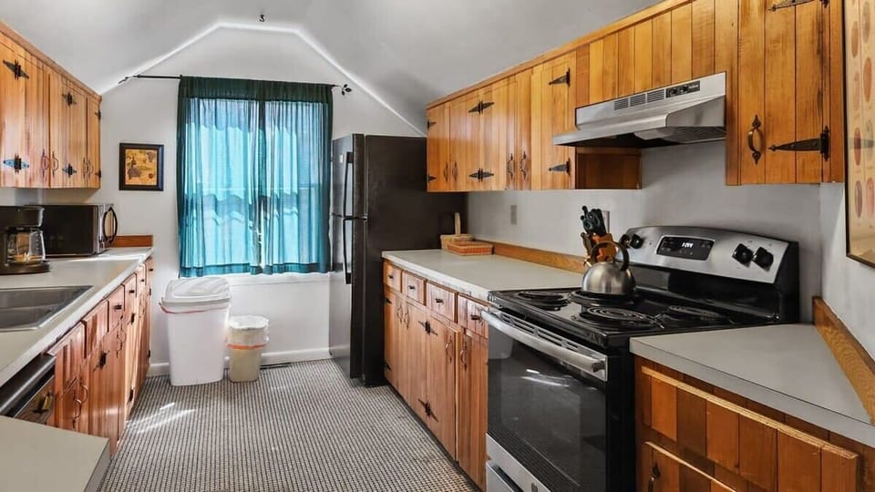Kitchen: Drip coffee maker, toaster, Crockpot, blender, kettle, cooking utensils, tableware