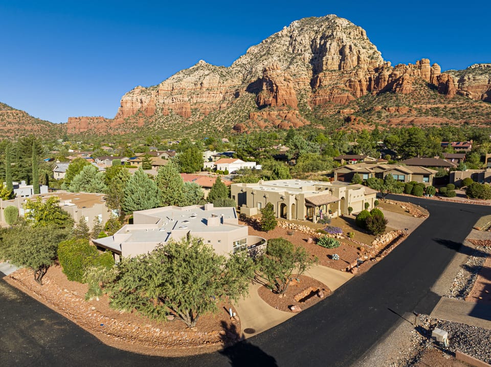 Property perched on the edge of Sugarloaf Mountain!