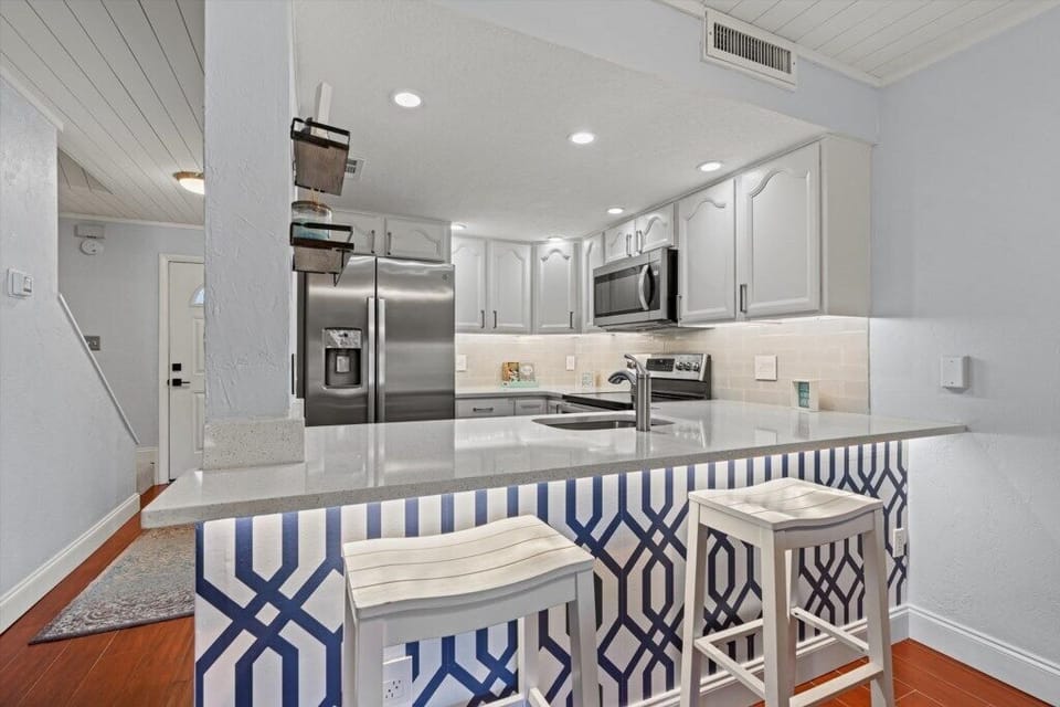 Kitchen and Breakfast Bar