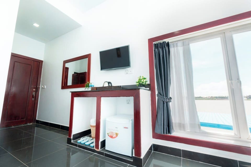 Desk, laptop workspace, free WiFi, bed sheets