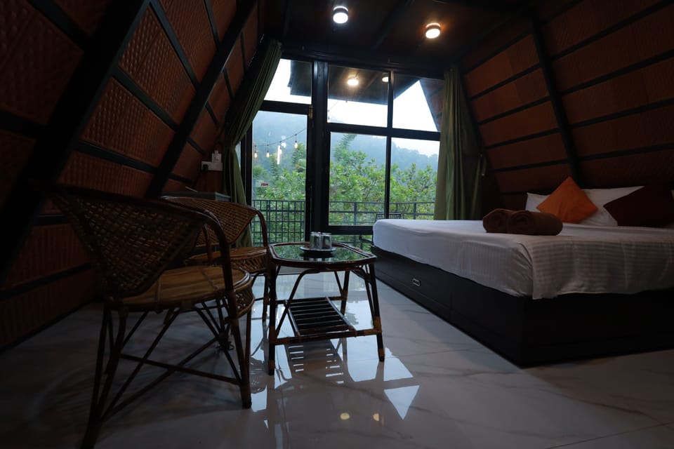 Exclusive Studio, 2 Bedrooms, Balcony, Mountain View | Iron/ironing board, free WiFi, bed sheets