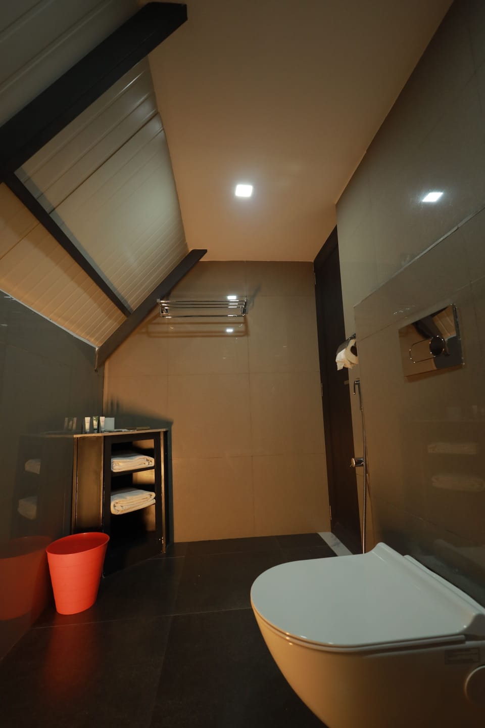 Family Suite, 2 Bedrooms, Bathtub, Mountain View | Bathroom | Free toiletries, towels, soap, shampoo