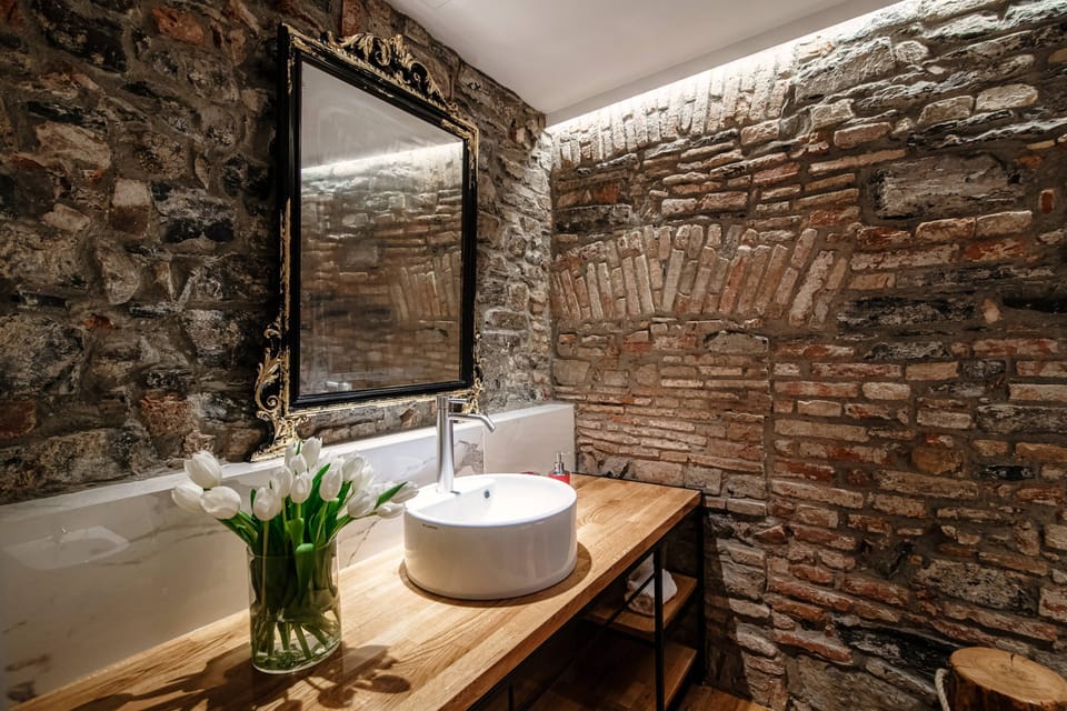 Royal Double Room | Bathroom | Shower, rainfall showerhead, free toiletries, hair dryer