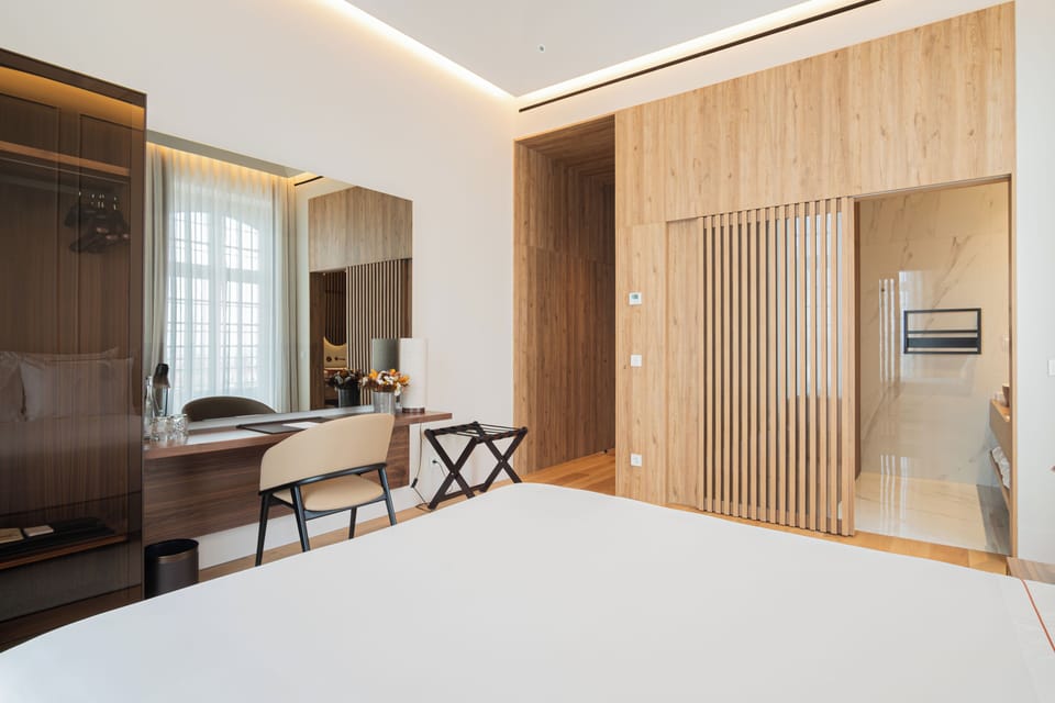 Heritage | Premium bedding, minibar, desk, soundproofing