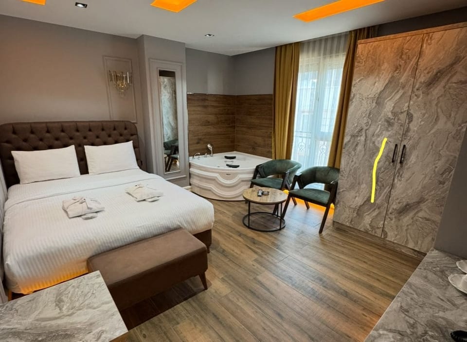 Elite Room | Premium bedding, minibar, desk, laptop workspace