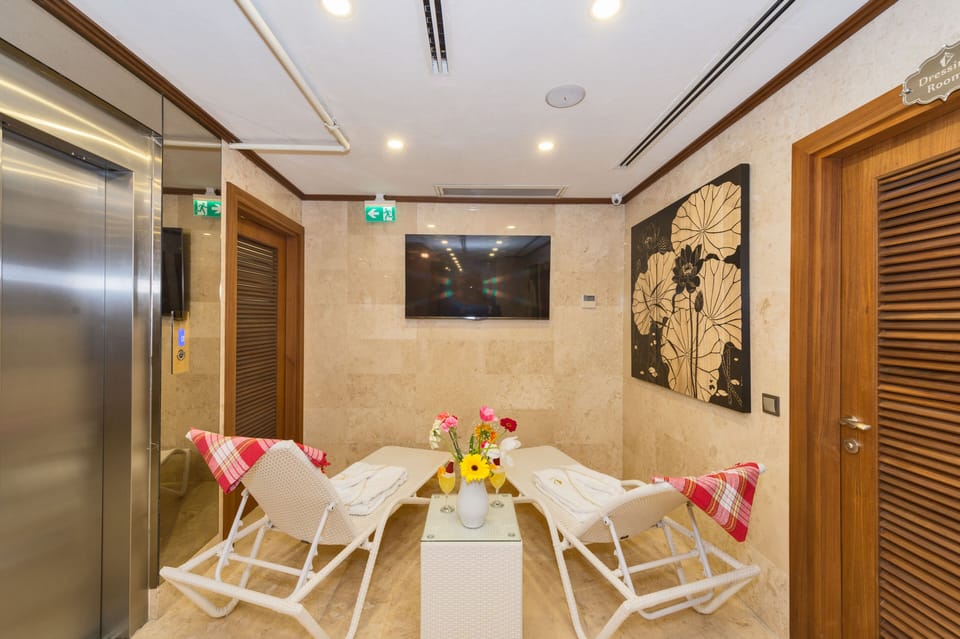 1 treatment room, massages