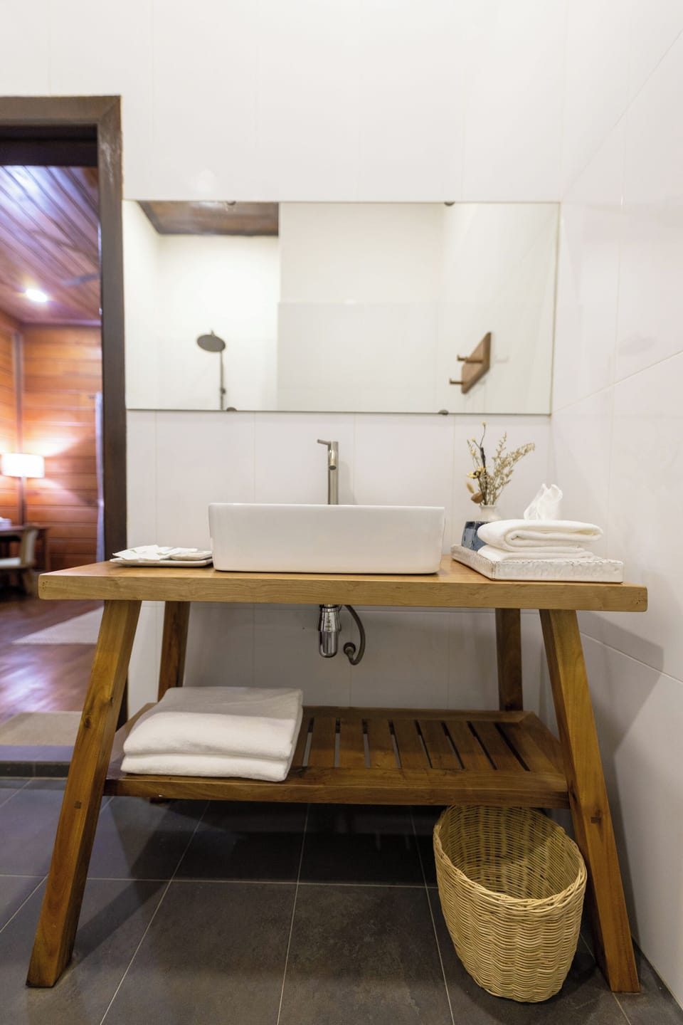 Shower, rainfall showerhead, free toiletries, hair dryer