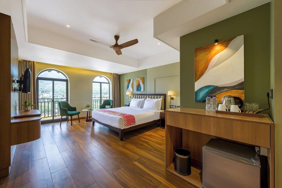 Deluxe Room | 1 bedroom, in-room safe, iron/ironing board, WiFi (free)