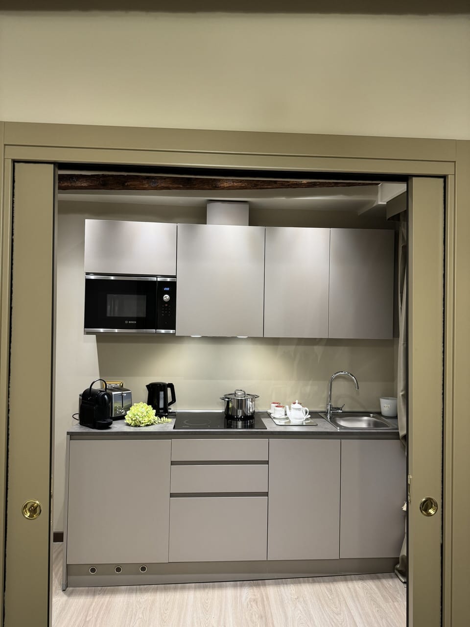 Executive Apartment, Canal View | Private kitchen