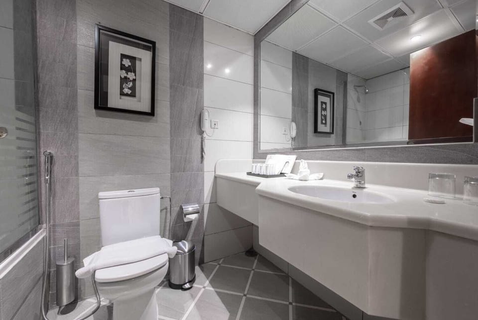 Classic Triple Room | Bathroom | Free toiletries, hair dryer, slippers
