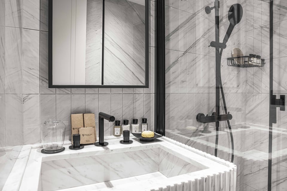Shower, rainfall showerhead, free toiletries, hair dryer