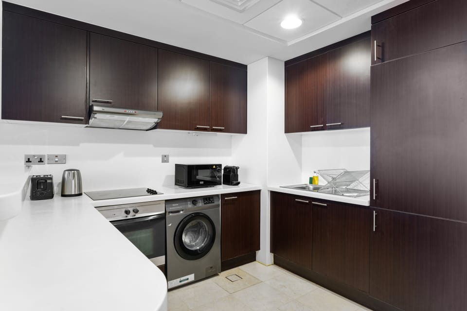 Deluxe Apartment | Private kitchen | Fridge, microwave, oven, coffee/tea maker