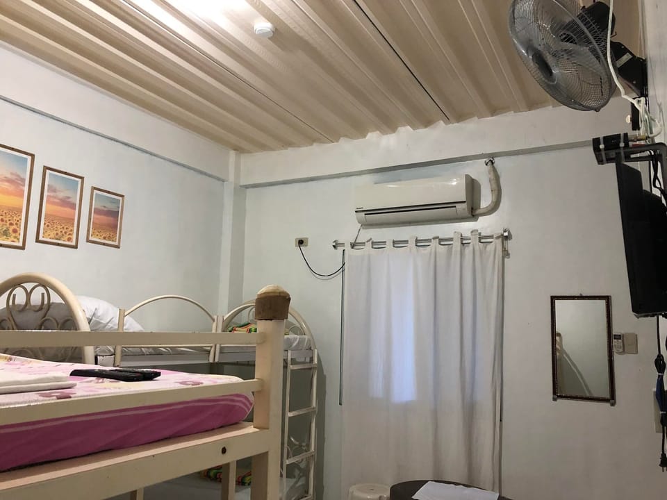Family Room | 6 bedrooms, desk, laptop workspace, WiFi (free)