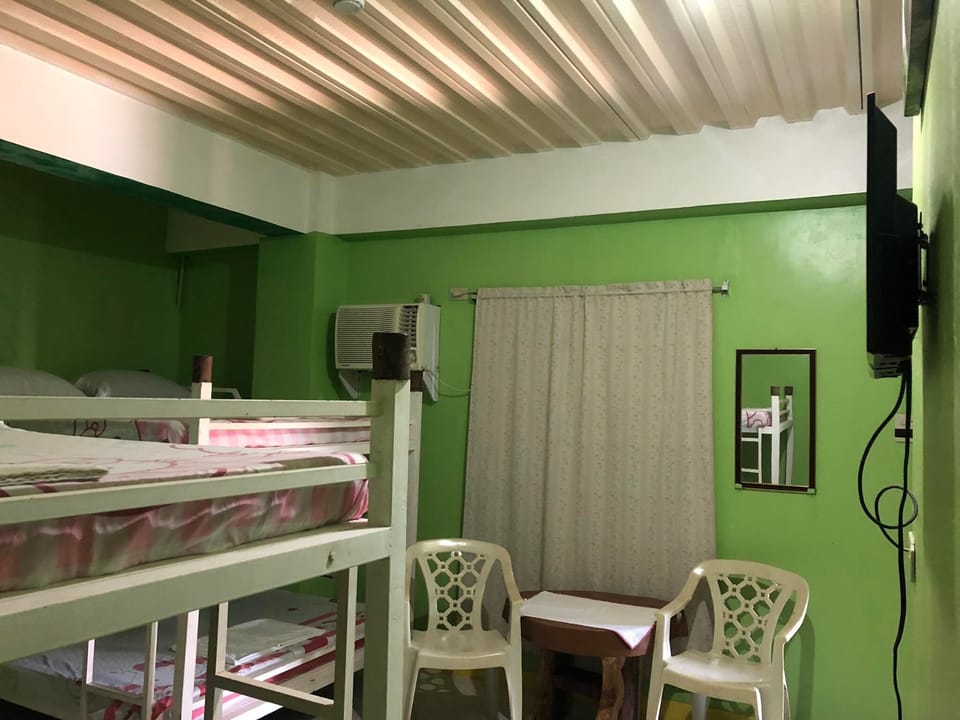 Family Room | 6 bedrooms, desk, laptop workspace, WiFi (free)