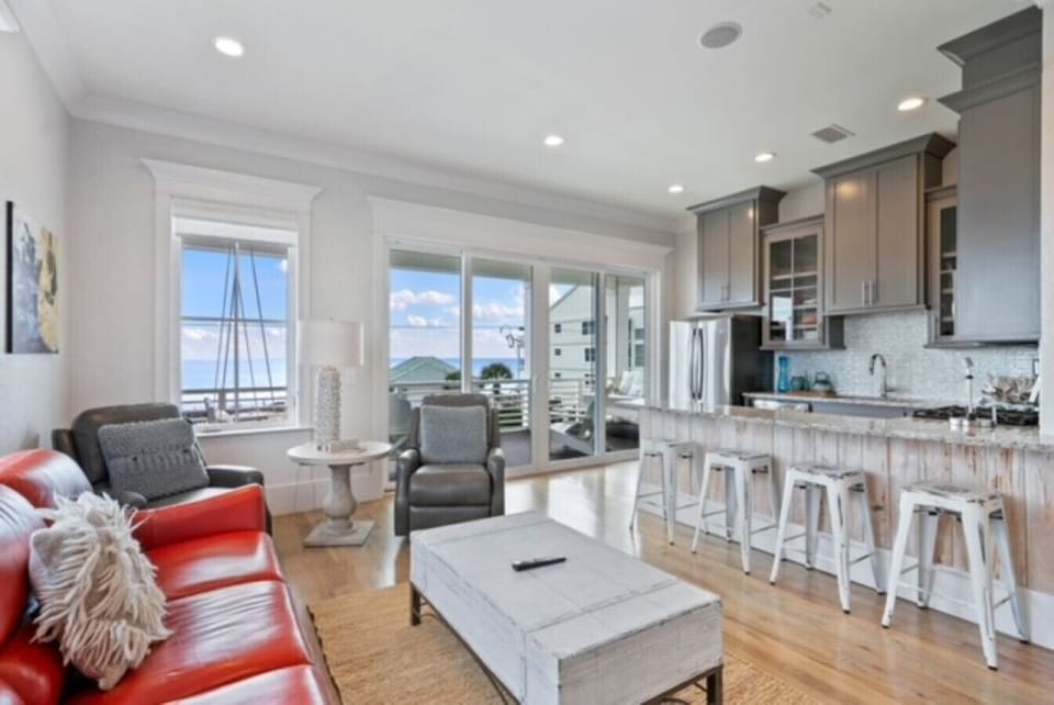 Additional Living Area on Top Level