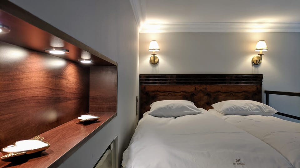 Living downstairs, sleeping upstairs. 160 cm wide bed, 