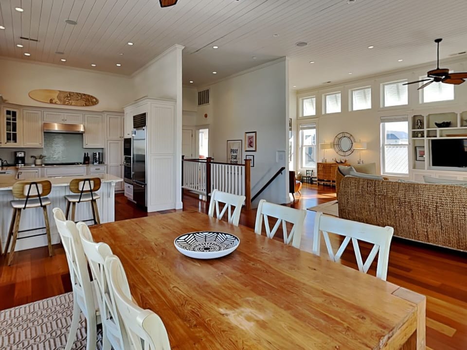 Dining Area - Open Concept Living and Dining Area, Seating for 6