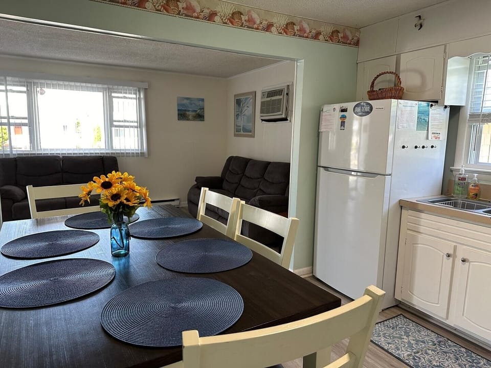 Condo, 2 Bedrooms | Dining