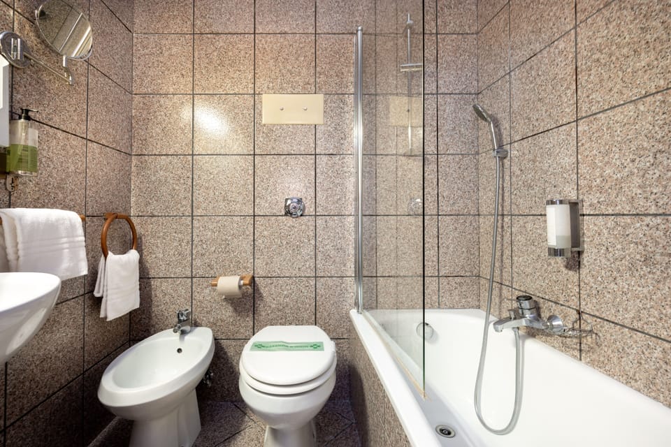 Shower, rainfall showerhead, free toiletries, hair dryer