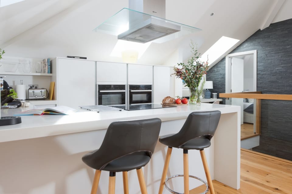 The kitchen and breakfast bar - St Ia