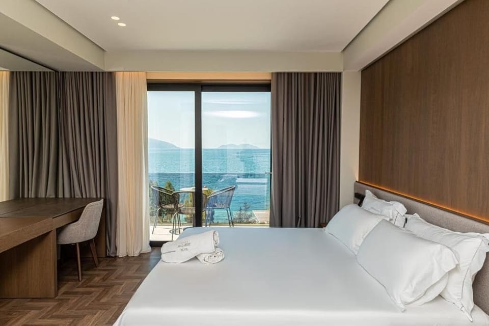 Superior Triple Room, Sea View | Desk, soundproofing, free WiFi, bed sheets