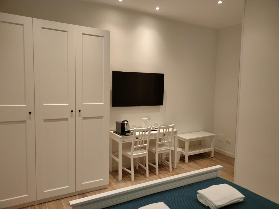 Deluxe Double Room | Premium bedding, down comforters, pillowtop beds, in-room safe