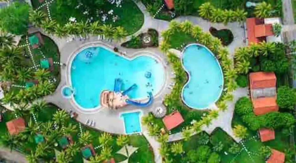 Access to Las Veraneras Club (paid access available)