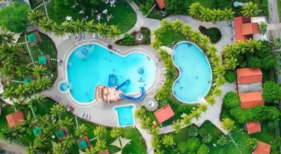 Access to Las Veraneras Club (paid access available)
