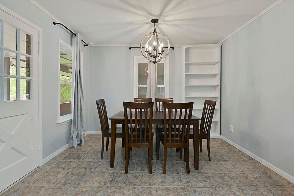 Stunning Dining space that can seat 6 Guests